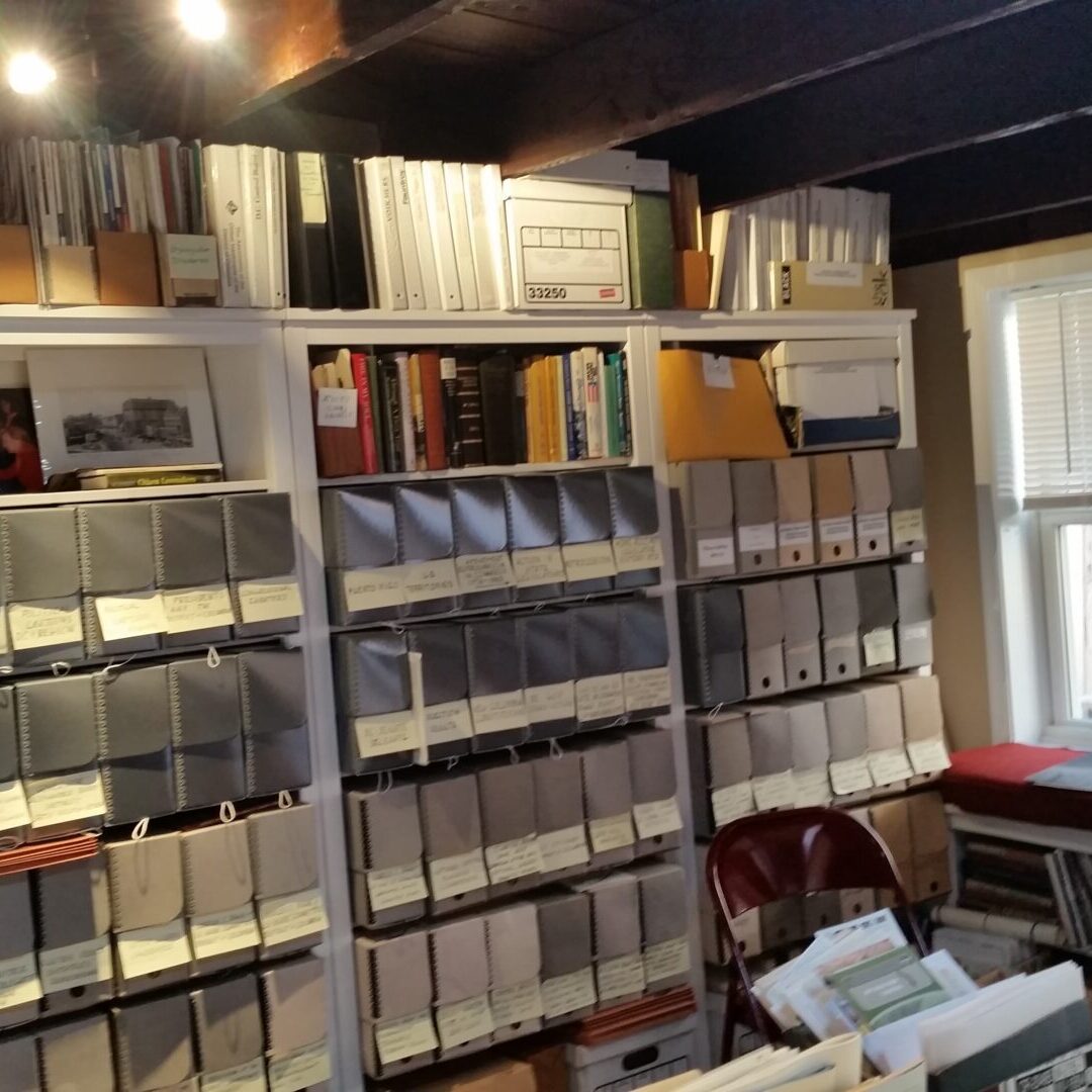 A room filled with lots of books and cds.